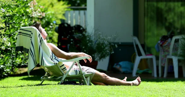 Hombre Cándido Relajándose Aire Libre Tomando Sol Patio Trasero — Foto de Stock