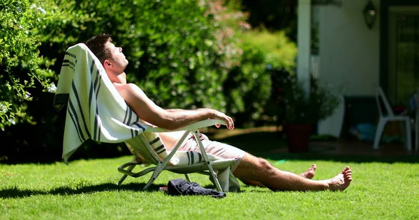 Schöner Mann Draußen Hinterhof Beim Sonnenbaden Entspannung Sommerurlaub — Stockfoto