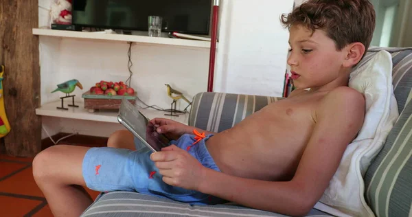 Kind Spielt Spiel Auf Tablet Gerät — Stockfoto
