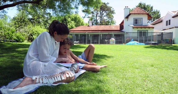 Mère Enfant Ensemble Maison Pelouse Extérieur Parent Aider Enfant Avec — Photo