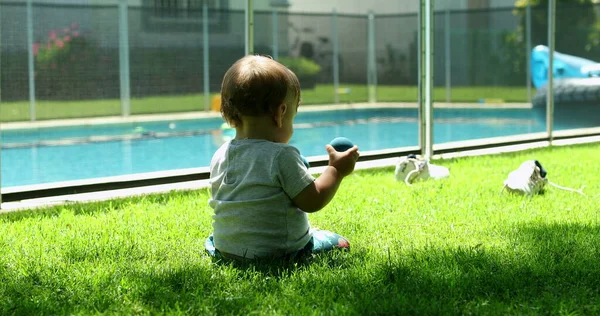 Baby Heimischen Rasen Spielt Mit Zwei Kleinen Bällen — Stockfoto
