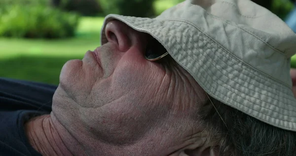Yaşlılar Dışarıda Uyukluyor Son Sınıf Emekli Adam Şapkasını Kapatmış Uyuyor — Stok fotoğraf
