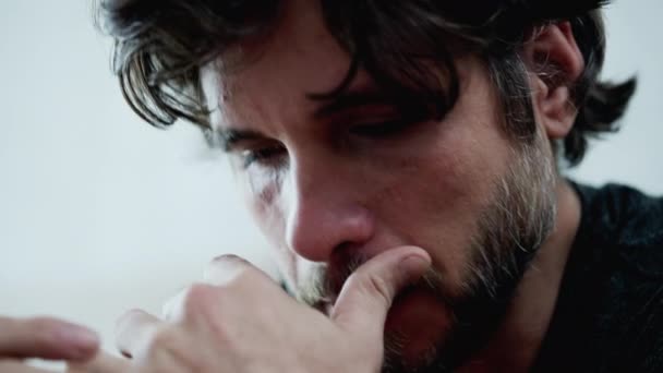 Üzgün Gözyaşı Döken Genç Bir Adam Kendini Depresif Hissediyor Yaşlarda — Stok video