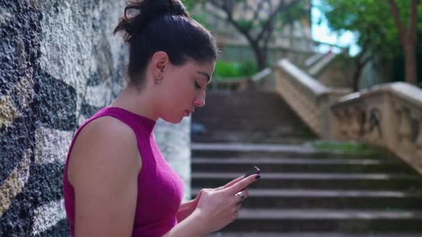 Młoda Kobieta Patrząca Ekran Telefonu Komórkowego Stojąca Zewnątrz Środowisku Miejskim — Wideo stockowe