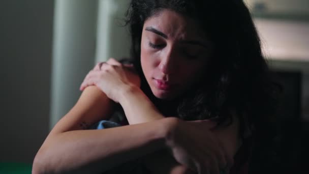 孤独と後悔 うつ病女性は精神的な混乱と格闘し ソムバーベッドルームに座っています — ストック動画