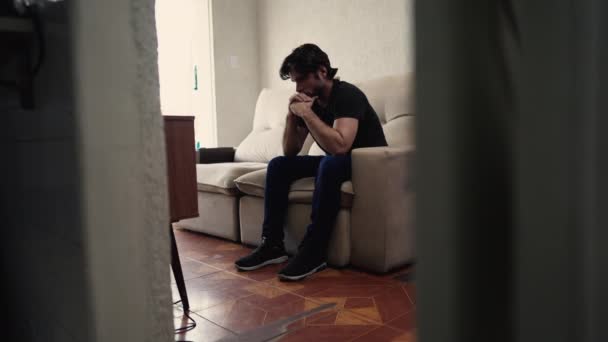 Upřímný Introspektivní Mladý Muž Sedí Gauči Bytě Obývací Pokoj Přemýšlivé — Stock video