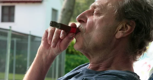 Homem Mais Velho Desfrutando Aposentadoria Fumar Charuto Fora — Fotografia de Stock
