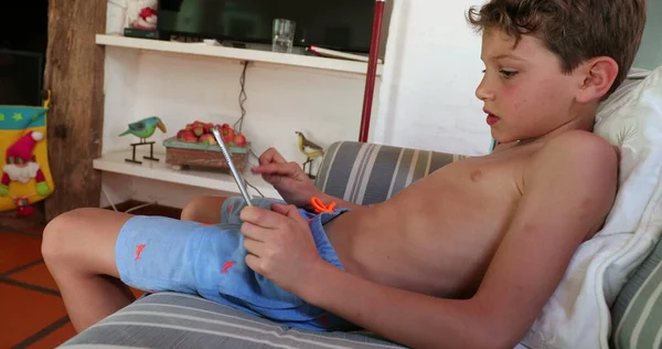 Молодий Хлопчик Вдома Грає Відеоігри Планшетному Пристрої — стокове фото