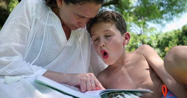Matka Doučuje Líné Dítě Venku Rodič Pomáhá Znuděný Mužský Syn — Stock fotografie