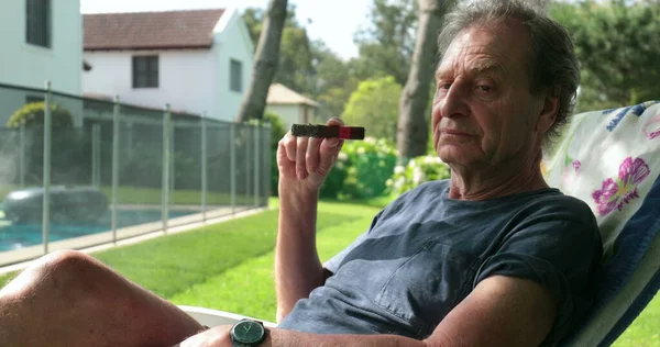Älterer Mann Genießt Den Ruhestand Und Raucht Draußen Eine Zigarre — Stockfoto