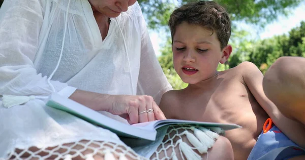 Mutter Hilft Kind Bei Hausaufgaben Freien — Stockfoto