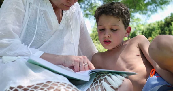 Mutter Hilft Kind Bei Hausaufgaben Freien — Stockfoto
