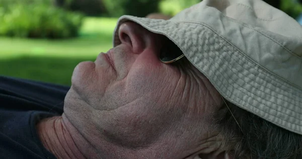 노인들은 밖에서 낮잠을 휴식을 취한다 모자쓴 얼굴로 — 스톡 사진