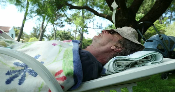 大一点的退休男子在夏日睡在一棵树下 老年人打瞌睡 — 图库照片