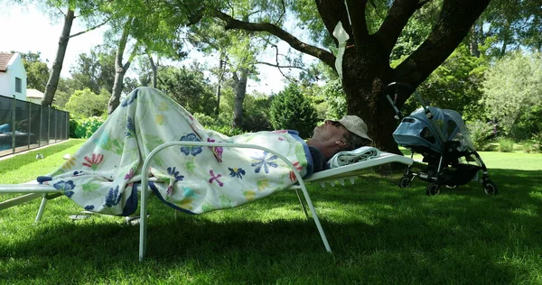Older Man Asleep Tree Summer Day Senior Person Resting Outdoors — Stock fotografie