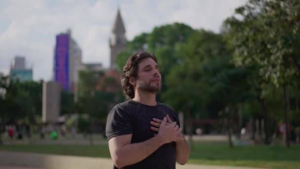 Jeune Homme Serein Respirant Profondément Trouvant Paix Intérieure Tout Connectant — Video