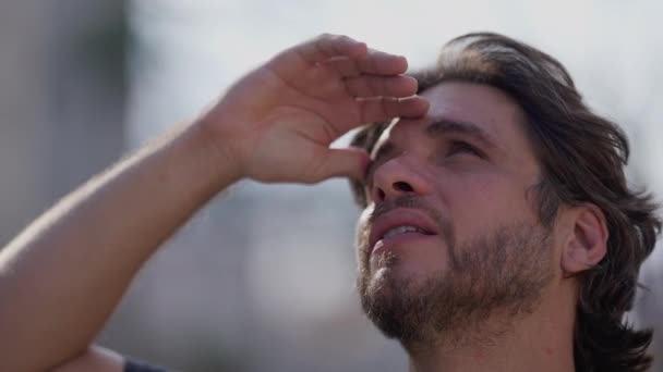 Genç Bir Adam Gökyüzüne Bakıyor Yukarıya Bakıyor Erkek Insan Kafasının — Stok video