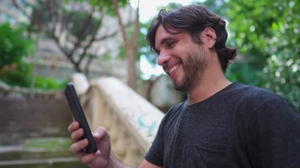 Homem Bonito Feliz Seus 30S Recebendo Notificação Positiva Mensagem Dispositivo — Vídeo de Stock