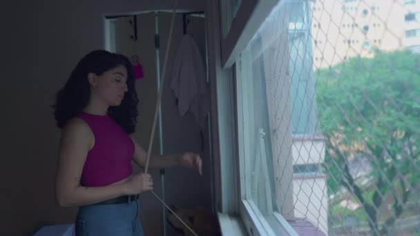 Жінка Закриває Вікно Жалюзі Вдома Людина Повертає Кімнату Темна — стокове відео