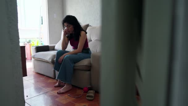 在公寓的门后看到糖果女人感到焦虑和忧虑 30多岁的女性全神贯注 — 图库视频影像