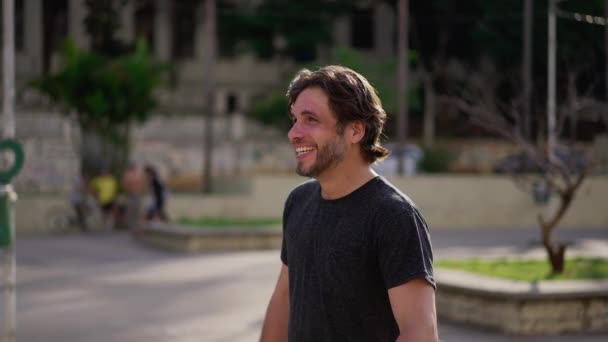 Joven Guapo Feliz Sonriendo Riendo Mientras Estaba Parado Afuera Parque — Vídeos de Stock