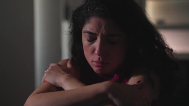 우울증에 여자는 정신적 고통으로 허탈감 고통을 느꼈다 우울증 과싸우고 — 비디오