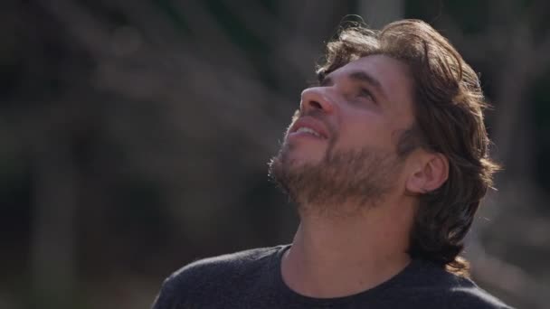 Joven Sonriente Parado Afuera Mirando Cielo Con Esperanza Millennial Hombre — Vídeos de Stock