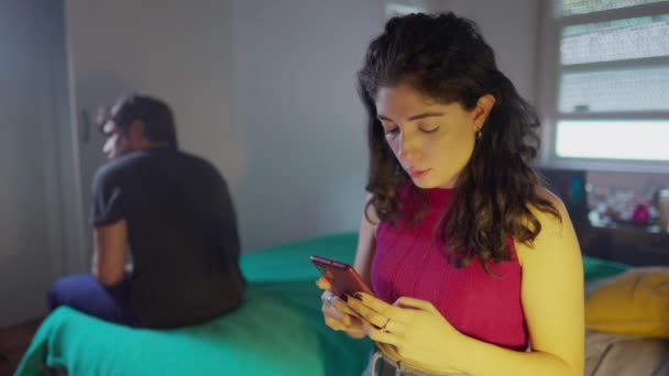 Egy Pár Válságban Technológia Miatt Barátja Kiveszi Telefont Barátnője Kezéből — Stock videók