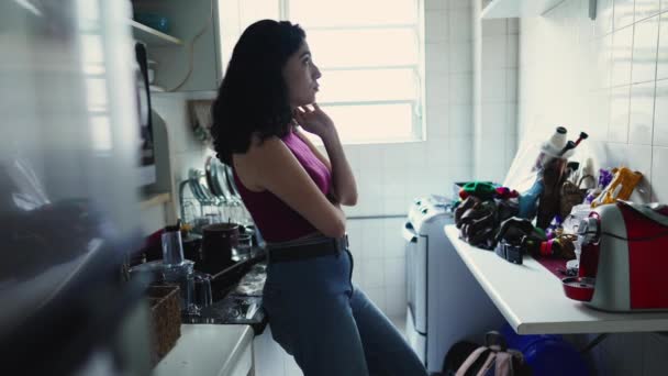 Μια Σκεπτική Νεαρή Γυναίκα Σκέφτεται Πάρει Μια Απόφαση Στην Κουζίνα — Αρχείο Βίντεο