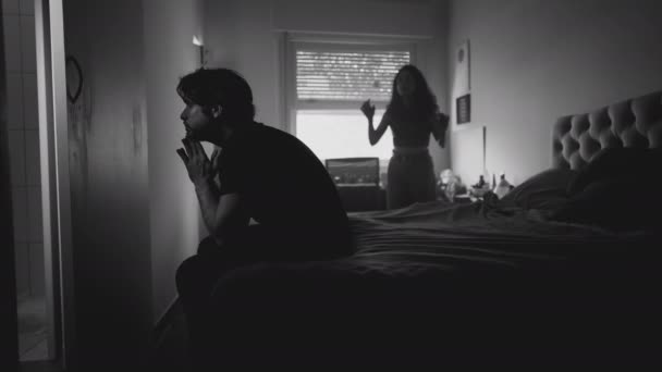 Relatie Verbreken Paar Gevechten Ruzie Maken Depressieve Man Bedekt Zijn — Stockvideo