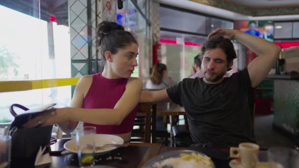 식당에서 커플들은 작용을 합니다 방식의 순간은 여성의 시간에 대화하는 것이다 — 비디오