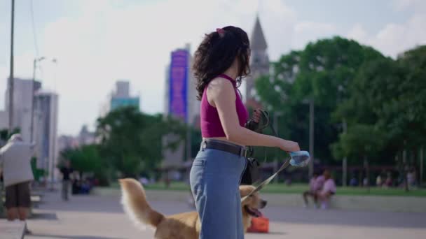 Spaziergang Durch Die Stadt Eine Frau Und Ihr Geliebter Golden — Stockvideo