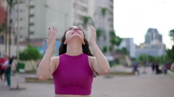 Jovem Exultante Olhando Para Céu Sentindo Graça Deus Mulher Crente — Vídeo de Stock