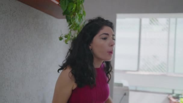 Intensywna Kłótnia Domowa Między Parami Kobieta Wyraża Gniew Frustrację Podczas — Wideo stockowe