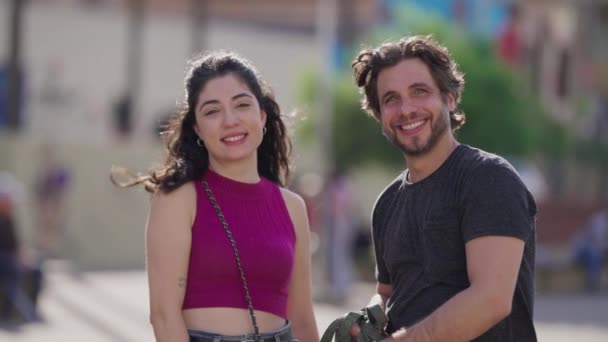 Радісна Пара Посміхається Камеру Відкритому Повітрі Місті Чоловік Жінка Щасливим — стокове відео