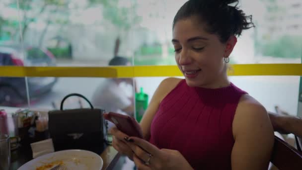 Μια Νεαρή Γυναίκα Ψάχνει Για Online Περιεχόμενο Στη Συσκευή Smartphone — Αρχείο Βίντεο