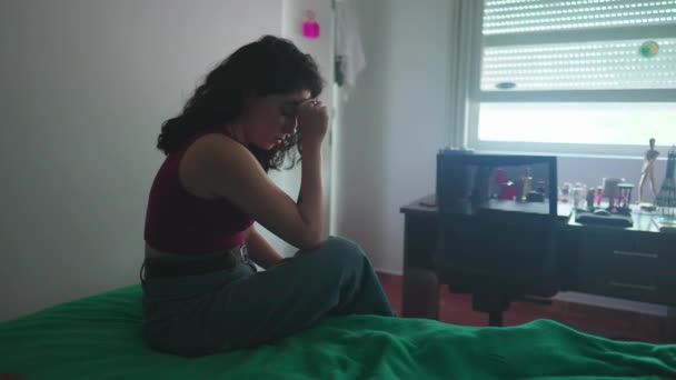 Mujer Joven Deprimida Preocupada Sentada Junto Cama Con Expresión Pensativa — Vídeos de Stock