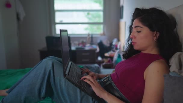 Koncentrált Fiatal Laptop Előtt Aki Ágyban Fekszik Távmunkát Végez Szabadúszó — Stock videók