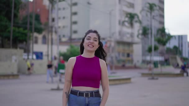 自信のある若い女性が胸を打つ街で屋外に立っている — ストック動画