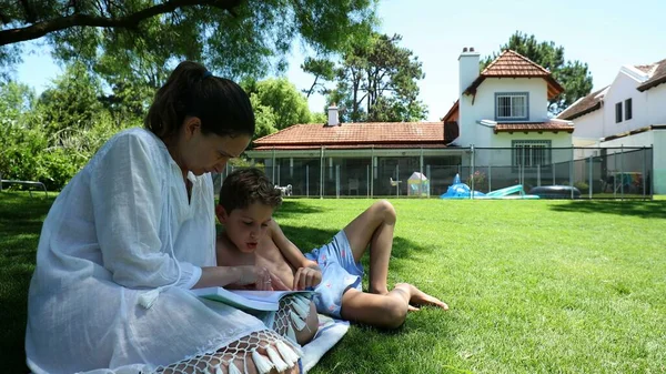 Ebeveyn Çocuğuna Dışarıda Okumayı Öğretiyor Anne Çocuğun Ödevlerine Dışarıda Yardım — Stok fotoğraf
