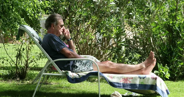 Homem Mais Velho Relaxando Fora Desfrutando Aposentadoria Aposentado Idoso Livre — Fotografia de Stock