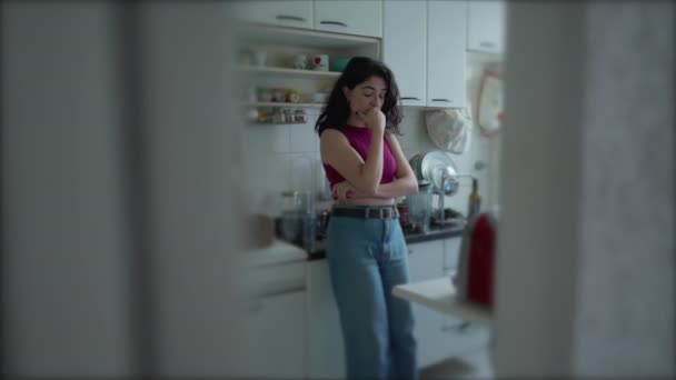 一个沉思的年轻女人在想生活站在厨房里 30多岁的女性思考困境 — 图库视频影像