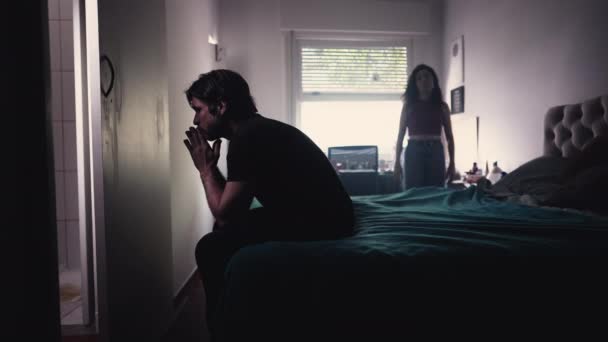 Ζευγάρι Κρίση Νεαρός Κάθεται Δίπλα Στο Κρεβάτι Καλύπτοντας Πρόσωπο Στην — Αρχείο Βίντεο
