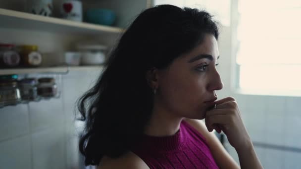 Zamyšlená Kontemplativní Žena Stojící Sama Kuchyni Reflexní Osoba Přemýšlející Životní — Stock video