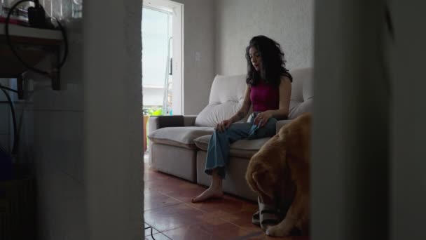 有思想的女人和宠物狗坐在沙发上 在公寓里走来走去 家常便饭 — 图库视频影像