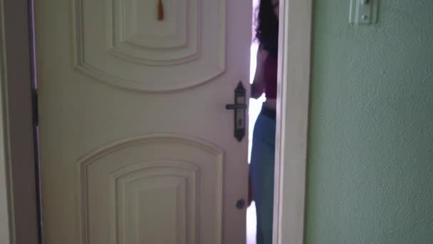 Mujer Abriendo Puerta Principal Dejando Apartamento Persona Que Sale Cerrando — Vídeos de Stock