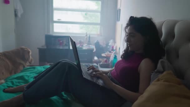 Rilassato Giovane Donna Che Lavora Casa Fronte Computer Portatile Sdraiato — Video Stock