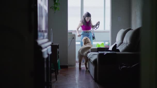 Frau Verlässt Wohnung Mit Hund Der Leine Ehrliche Person Geht — Stockvideo