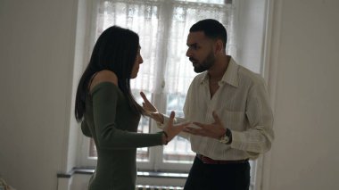 Şiddetli Çatışma. Samimi Erkek Arkadaş, Kız Arkadaşını Tartışma sırasında Uzaklaştırdı. Evde yaşanan krizdeki ilişkinin agresif tepkisi