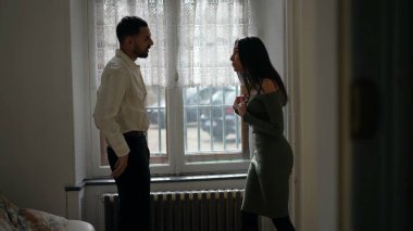 Aile içi şiddet. Erkek partner, kadını elinden itiyor. Kız arkadaşı şiddetli bir kavga sırasında erkek arkadaşına tokat atmış. Kriz halindeki ilişki